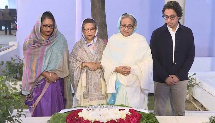রাজধানীর বনানীতে স্বজনদের কবরে শ্রদ্ধা জানালেন শেখ হাসিনা